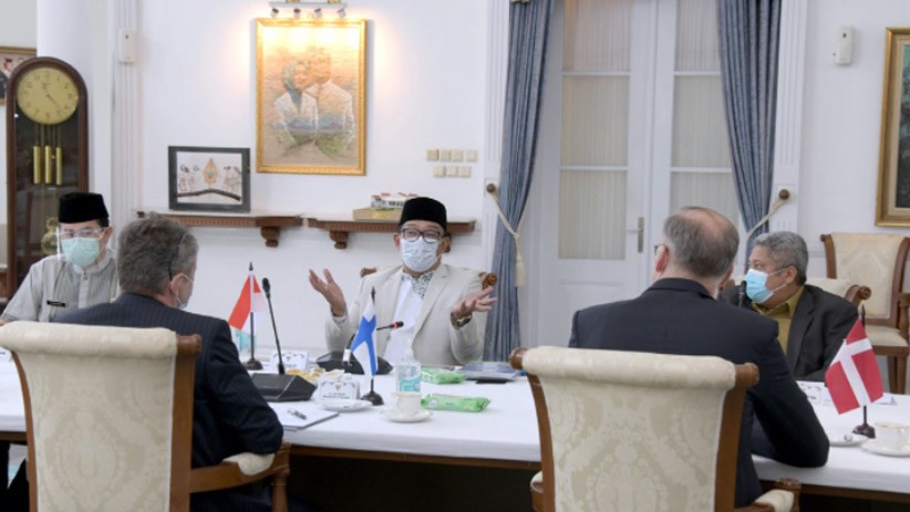 Bergaya Khas Santri, Ridwan Kamil Temui Dubes Denmark, Finlandia dan Kanada - Bagian 3