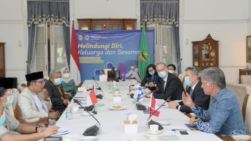 Bergaya Khas Santri, Ridwan Kamil Temui Dubes Denmark, Finlandia dan Kanada - Bagian 4