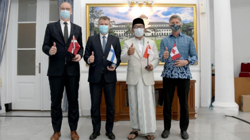 Bergaya Khas Santri, Ridwan Kamil Temui Dubes Denmark, Finlandia dan Kanada - Bagian 2