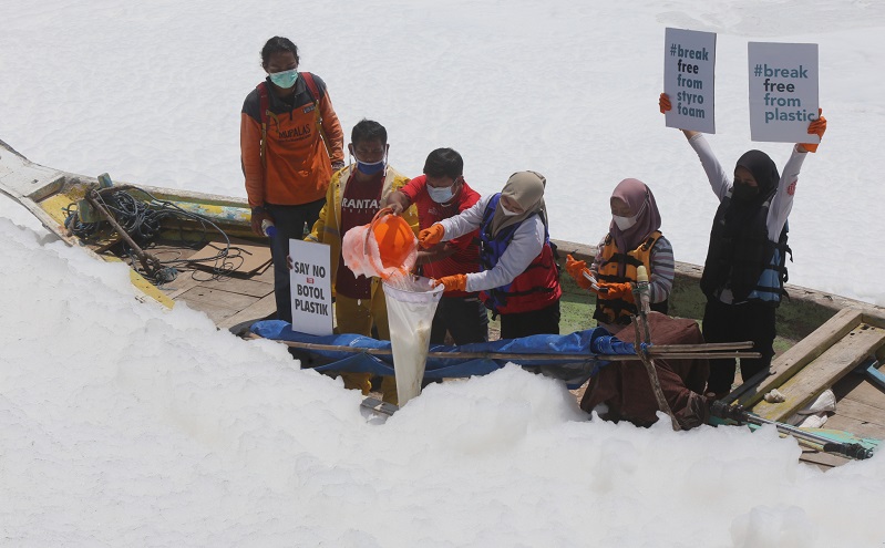 Sungai Tambak Wedi Dipenuhi Busa akibat Limbah, Ini Upaya  DLH Surabaya 