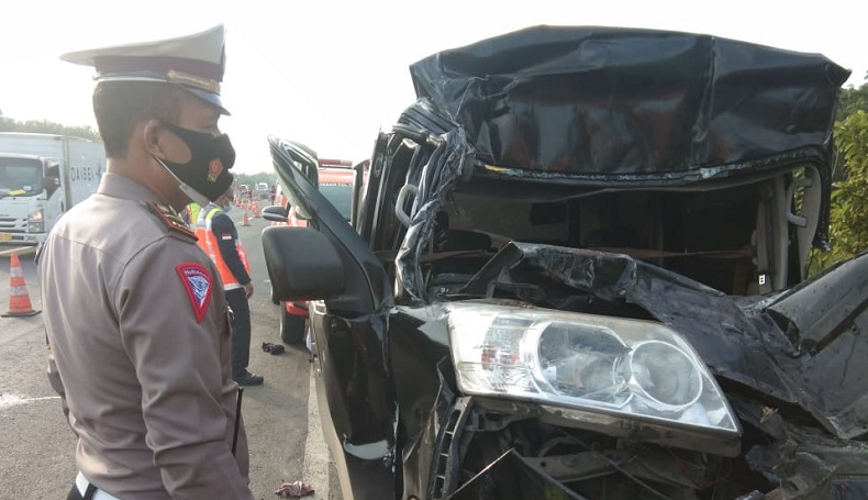 Luxio Tabrak Belakang Kendaraan Lain di Tol Cipali, 2 Tewas Tergencet Kabin