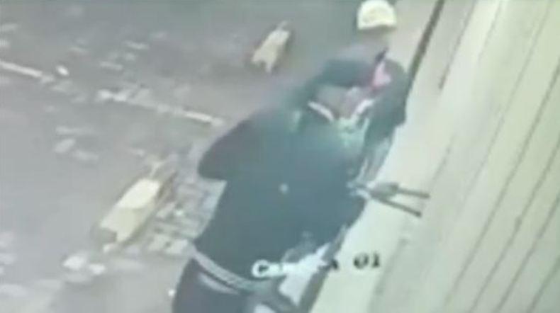 Terekam CCTV Bobol Minimarket di Brebes, Pencuri Gasak Rokok dan Kosmetik 