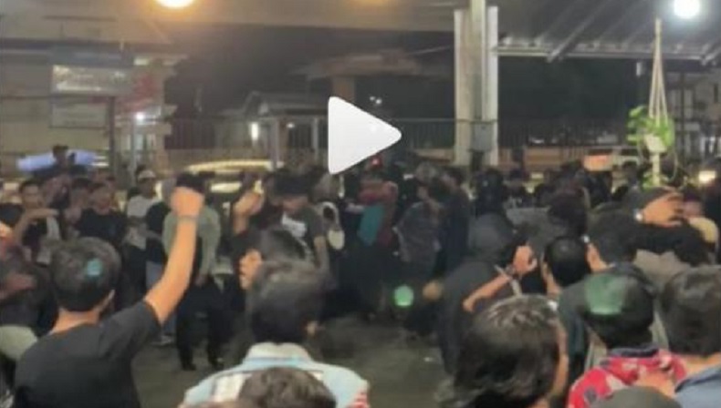 title Kerumunan Pemuda Joget-Joget saat Pentas Musik Rock di Makassar Dibubarkan Polisi Kerumunan Pemuda Joget-Joget saat Pentas Musik Rock di Makassar Dibubarkan Polisi
