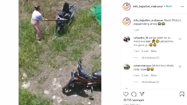 Viral di Medsos, Perempuan Mengamuk Rusak Motor Pakai Balok Kayu