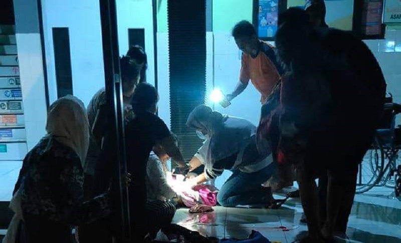 Heboh, Perempuan di Mojokerto Melahirkan di Teras Tanpa Bantuan Bidan 