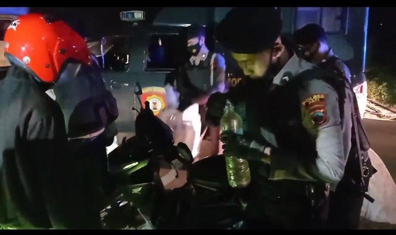 Jelang Pilkades, Polisi Gagalkan Pengiriman Ratusan Liter Miras Oplosan di Pati