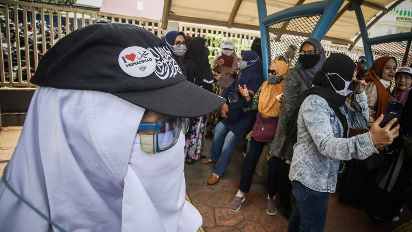 Emak-Emak Pendukung Habib Rizieq Datangi PN Jaktim Adu Mulut dengan Polisi - Bagian 3