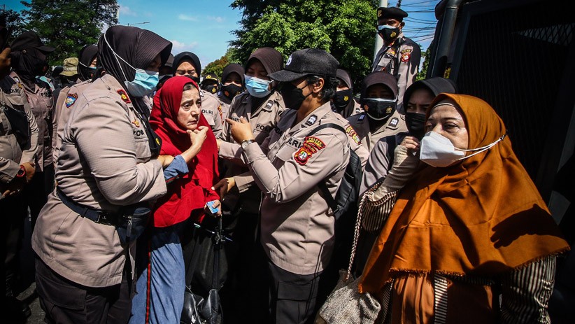 Emak-Emak Pendukung Habib Rizieq Datangi PN Jaktim Adu Mulut dengan Polisi - Bagian 1