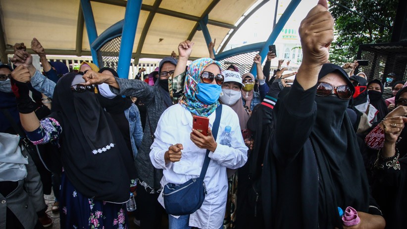 Emak-Emak Pendukung Habib Rizieq Datangi PN Jaktim Adu Mulut dengan Polisi - Bagian 2