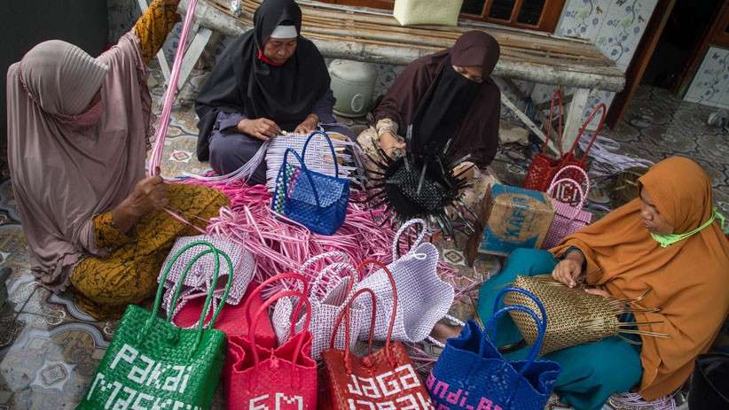 Perajin Asal Sragen Buat Kerajinan Tas Anyaman Bertema Protokol Kesehatan - Bagian 2