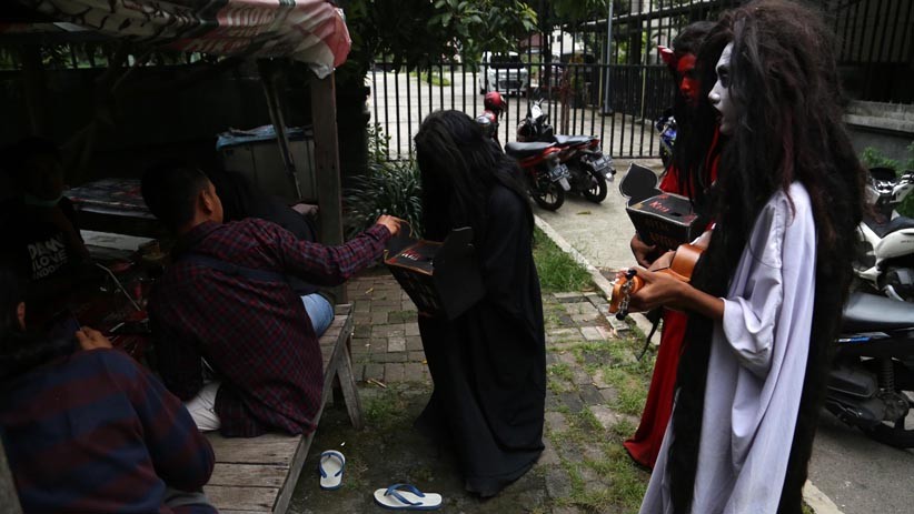 Penampakan 3 Hantu Hampiri Warga Sedang Makan di Surabaya, Pedagang Ketakutan - Bagian 5
