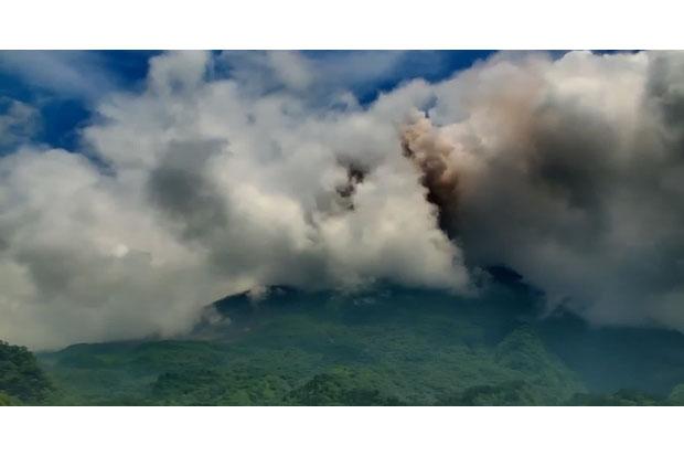 Dalam Satu Jam Gunung Merapi Tiga Kali Semburkan Awan Panas