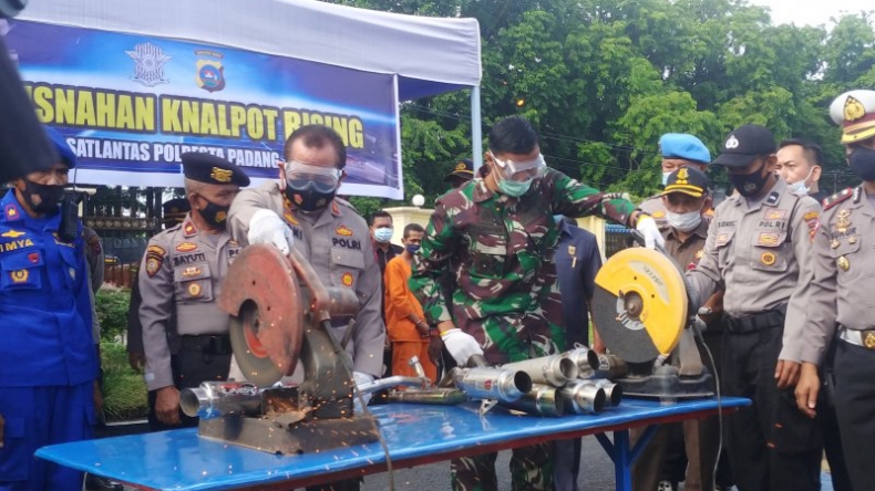 Kapolda Sumbar Turun Tangan Musnahkan 400 Knalpot Brong