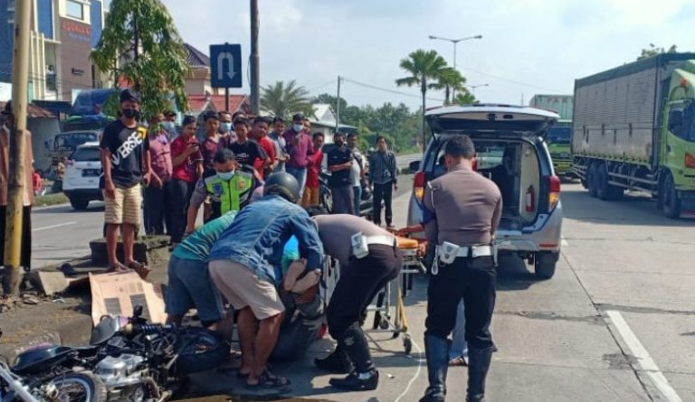 Diduga Lawan Arus, Pengendara Motor Tewas Tertabrak Mobil di Kudus 