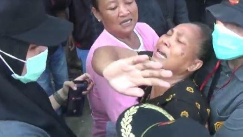 title Pembongkaran Kios PKL di Kota Semarang Diwarnai Isak Tangis dan Pedagang Pingsan Pembongkaran Kios PKL di Kota Semarang Diwarnai Isak Tangis dan Pedagang Pingsan