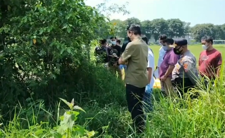 title Pria di Pasuruan Tewas Telanjang di Pinggir Lapangan, Ada Luka Tusuk dan Jeratan Leher Pria di Pasuruan Tewas Telanjang di Pinggir Lapangan, Ada Luka Tusuk dan Jeratan Leher