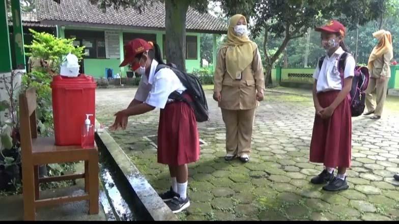 Penampakan Pembelajaran Tatap Muka Siswa SD di Lereng Merapi