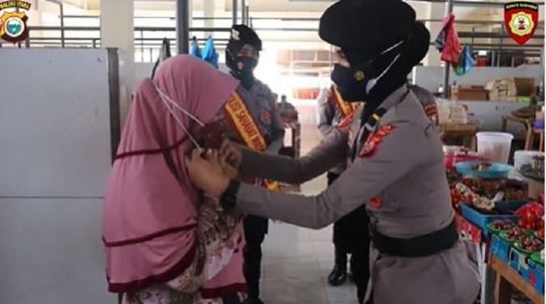 Tekan Penyebaran Covid, Polwan Polda Malut Sosialisasi Prokes di Pasar Kotabaru