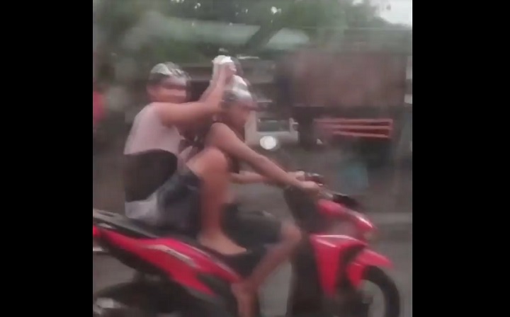 Viral 2 Remaja di Jombang Keramas di Atas Motor, Pelaku Diamankan Polisi