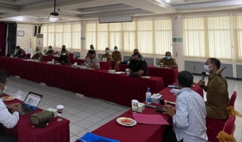 Wabup Kapuas Hulu Dampingi 14 Kades Datangi PLN Minta Dialiri Listrik