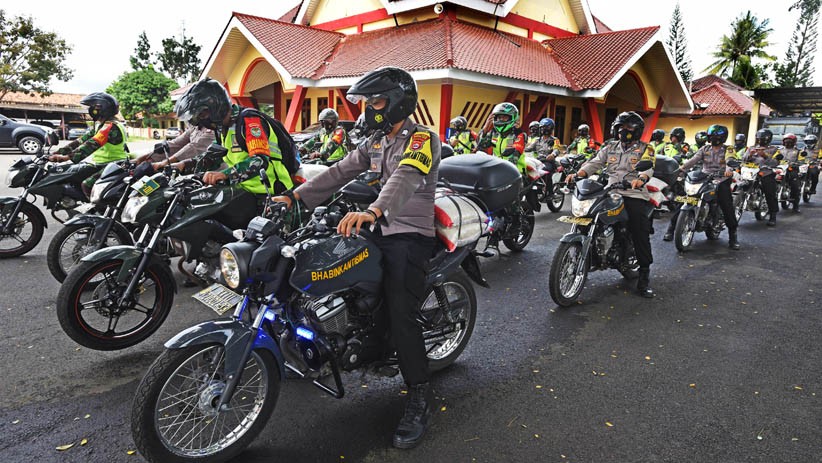 Personel TNI-Polri Salurkan 80.000 Paket Sembako untuk Warga Terdampak Covid-19 - Bagian 2