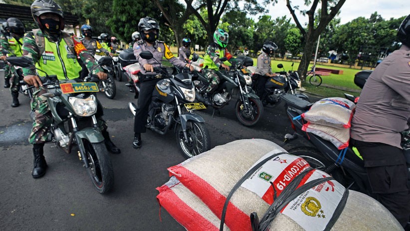 Personel TNI-Polri Salurkan 80.000 Paket Sembako untuk Warga Terdampak Covid-19 - Bagian 1