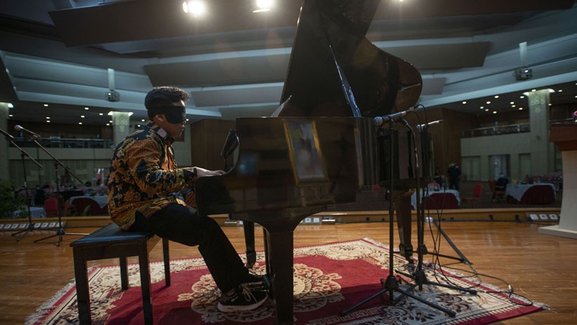 Rekor Dunia, Jefri Setiawan Bermain Piano 5 Jam Nonstop dengan Mata Tertutup - Bagian 3