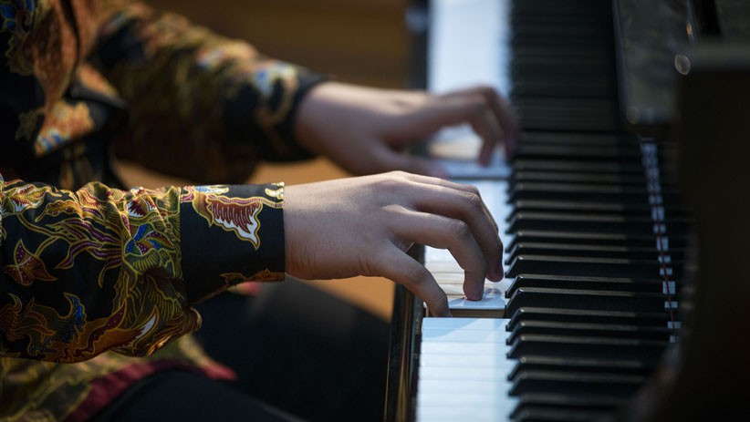 Rekor Dunia, Jefri Setiawan Bermain Piano 5 Jam Nonstop dengan Mata Tertutup - Bagian 4