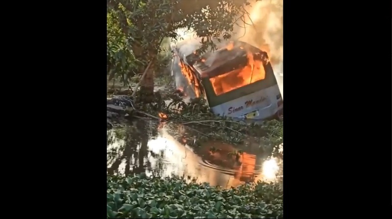 Masuk Parit, Bus Sinar Mandiri Rute Surabaya-Semarang Terbakar di Lamongan 
