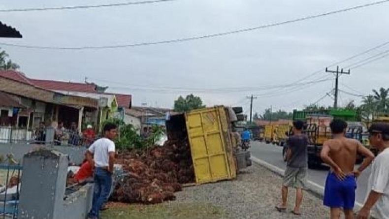 title Truk Sawit Terbalik di Jalinsum Batubara, Diduga Sopir Asyik Bercanda dengan Tunangan Truk Sawit Terbalik di Jalinsum Batubara, Diduga Sopir Asyik Bercanda dengan Tunangan