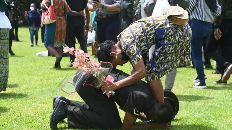 title Mengharukan, 1.000 Pemuda Asli Papua Ini Menangis setelah Resmi Berpangkat Serda TNI Mengharukan, 1.000 Pemuda Asli Papua Ini Menangis setelah Resmi Berpangkat Serda TNI