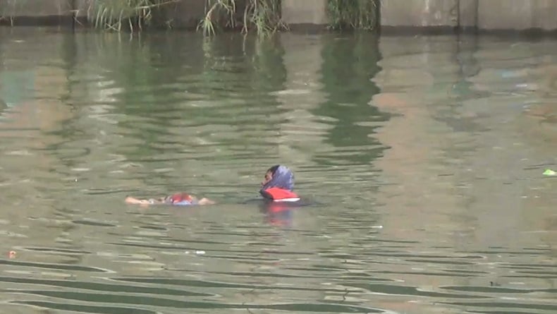 Dramatis, Tim BPBD Maros Evakuasi Balita Hanyut di Sungai