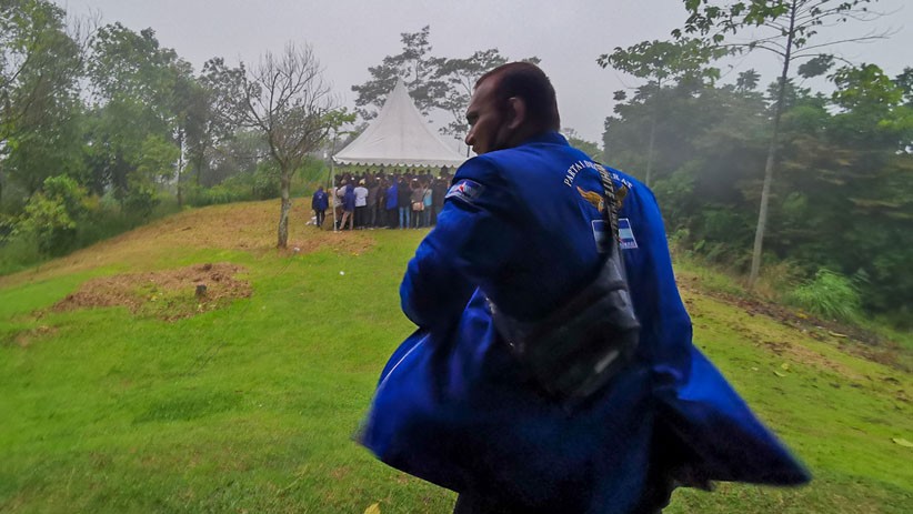 Diguyur Hujan dan Petir, Partai Demokrat Versi KLB Konferensi Pers di Hambalang - Bagian 1