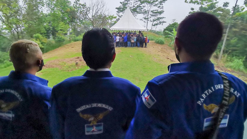 Diguyur Hujan dan Petir, Partai Demokrat Versi KLB Konferensi Pers di Hambalang - Bagian 4