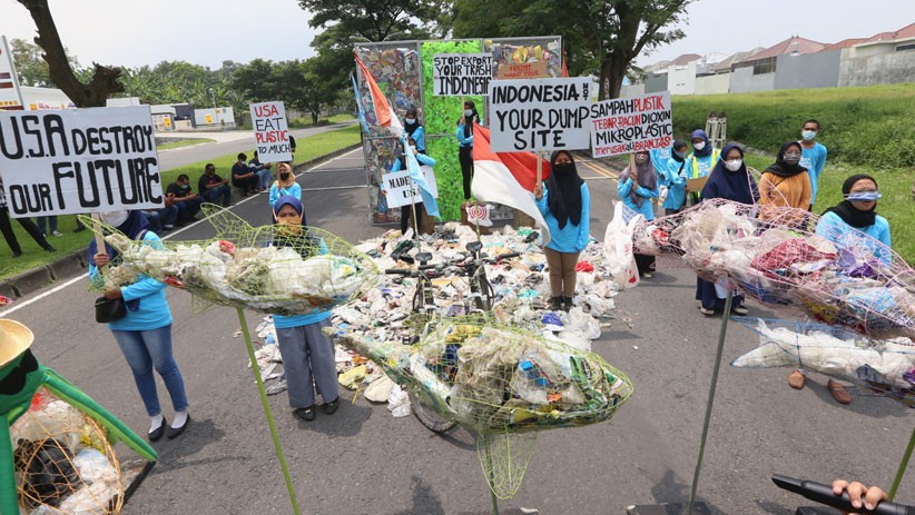 Protes, Aktivis Lingkungan Lempar Sampah ke Konjen AS di Surabaya - Bagian 4