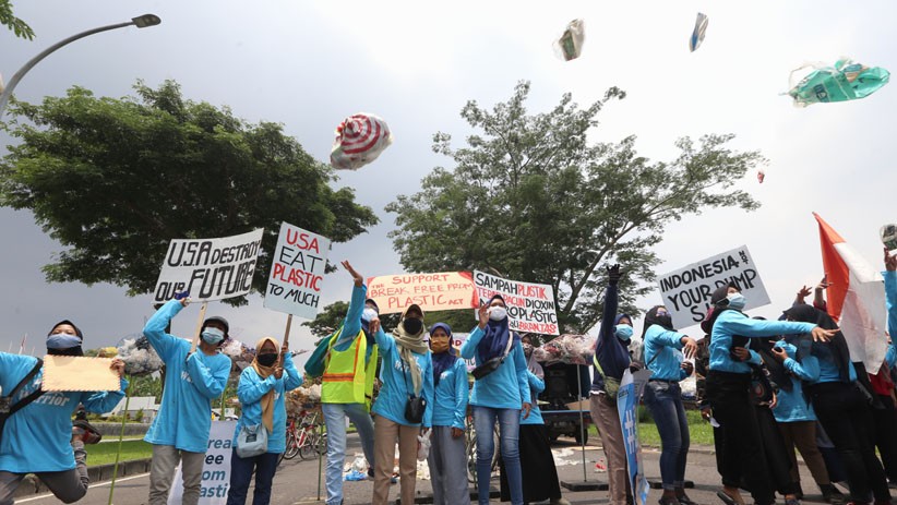 Protes, Aktivis Lingkungan Lempar Sampah ke Konjen AS di Surabaya - Bagian 1