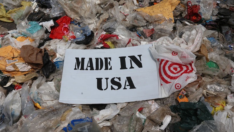 Protes, Aktivis Lingkungan Lempar Sampah ke Konjen AS di Surabaya - Bagian 5