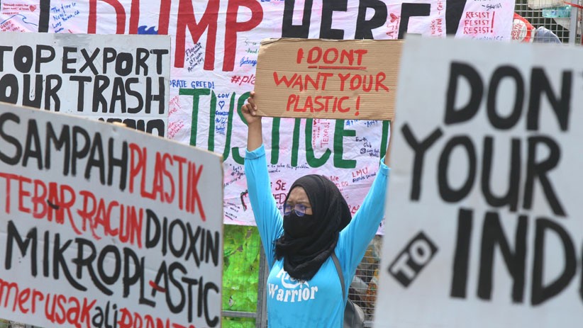 Protes, Aktivis Lingkungan Lempar Sampah ke Konjen AS di Surabaya - Bagian 3
