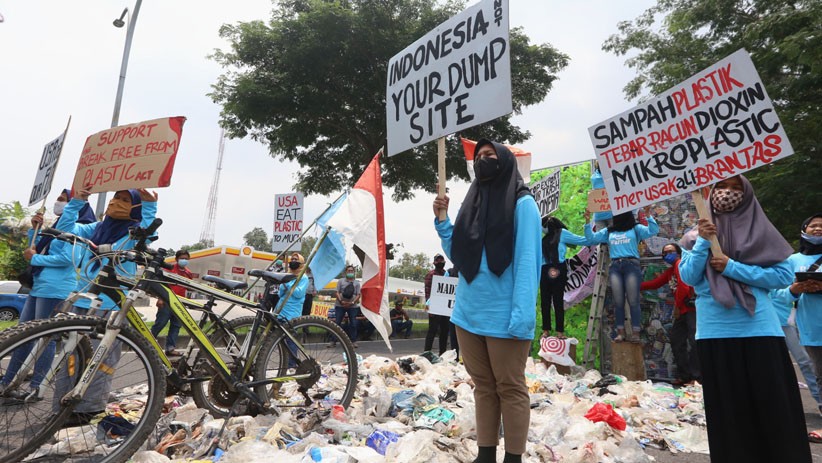 Protes, Aktivis Lingkungan Lempar Sampah ke Konjen AS di Surabaya - Bagian 2