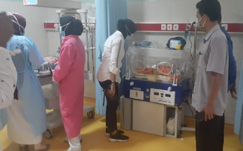 Pulang dari Bandara, Pria Ini Kaget Temukan Bayi Dalam Kardus Terbungkus Hijab