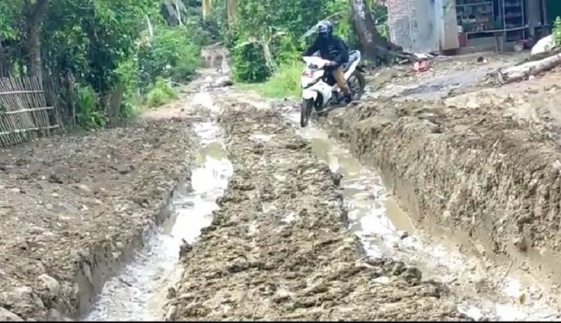 Jalan di Cianjur Selatan  Belepotan Lumpur,  Warga Minta Segera Diperbaiki 