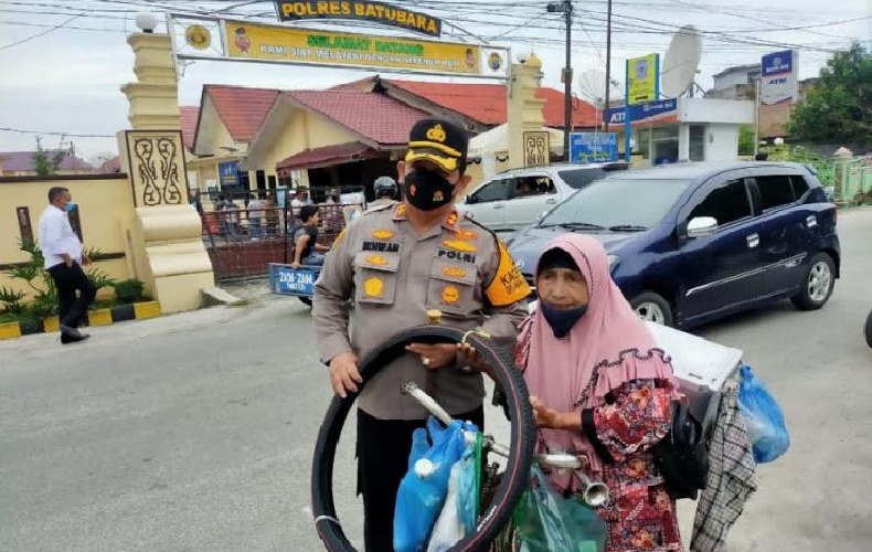 Melintas Depan Polres Batubara, Nenek Penjual Pecal Berkaca-kaca Dapat Hadiah