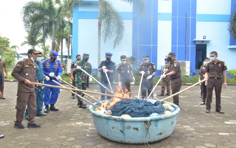 KKP dan Kejaksaan Tenggelamkan 4 Kapal Berbendera Vietnam di Pontianak
