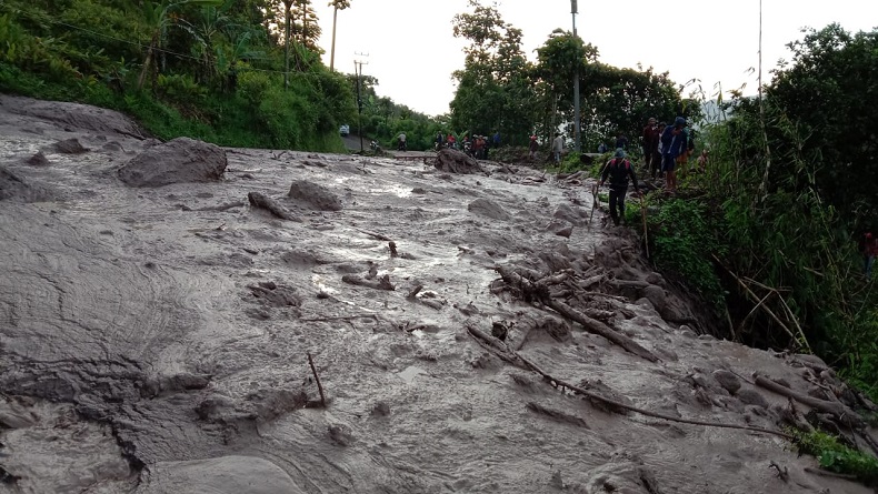 Tebing Longsor Timbun Jalan di Sumedang Selatan, Dua Desa Terisolasi