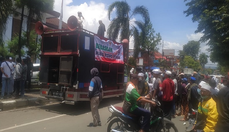 Tuntut Bebaskan Habib Rizieq Shihab, Massa Kepung Kantor Pengadilan Purwakarta