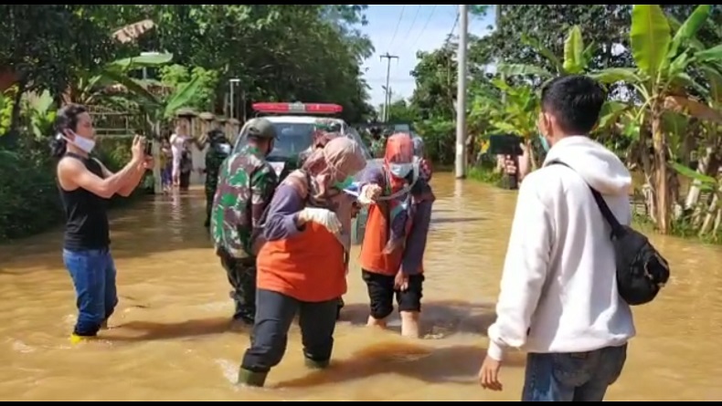 title Salut, Demi Vaksinasi Lansia, Nakes di Tasikmalaya Rela Terobos Banjir Salut, Demi Vaksinasi Lansia, Nakes di Tasikmalaya Rela Terobos Banjir