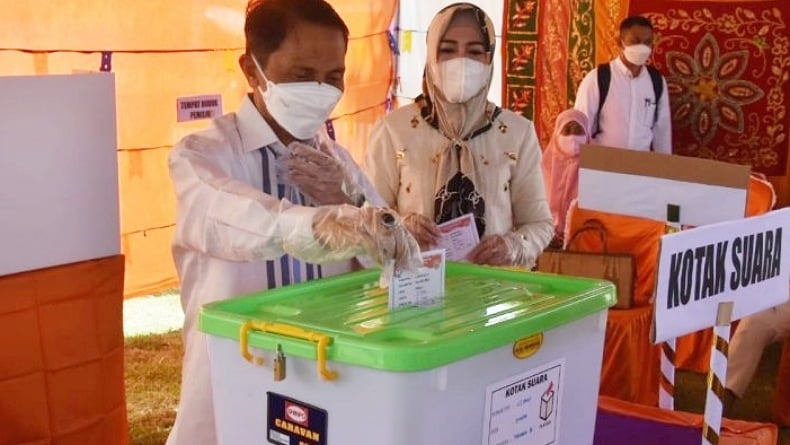 Pilkades Serentak, Bupati Gorontalo Nelson Pomalingo Gunakan Hak Pilih di Tinelo