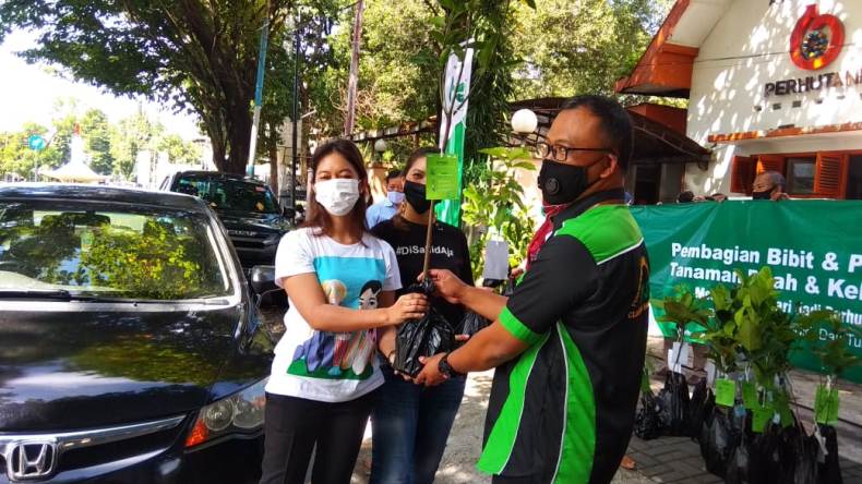 Diminta Berhenti, Pengguna Jalan Kaget Diberi Bibit Tanaman Gratis 