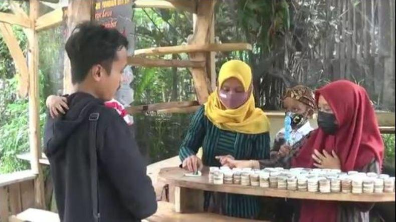 Wow, Belanja di Pasar Rengrang Dieng Pakai Koin dari Potongan Kayu 