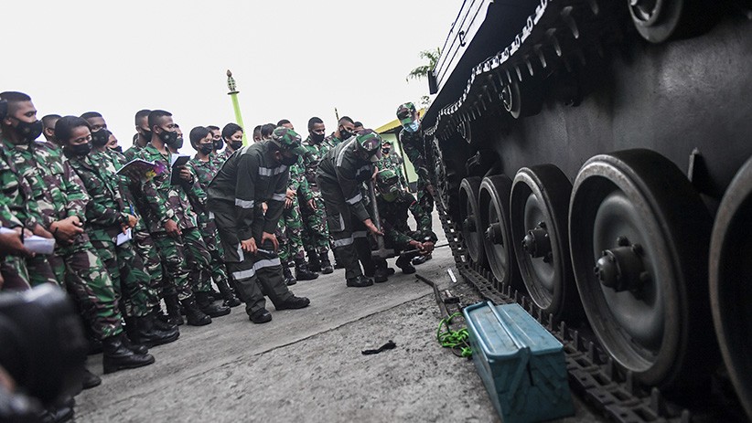 Begini Prajurit TNI AD Latihan Bongkar Pasang Rantai Tank AMX-13 APC - Bagian 1